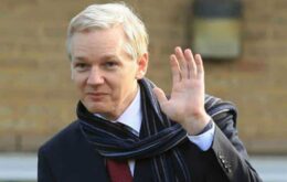 Assange anuncia que deixará a Embaixada do Equador