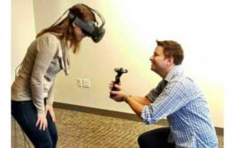 Homem pede namorada em casamento usando realidade virtual