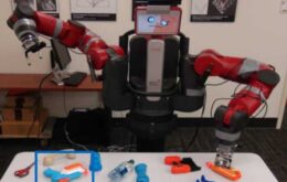 Robô aprende a pegar objetos ‘sozinho’ após 10 dias de treino