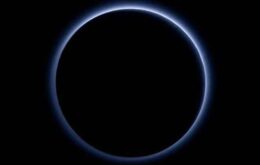 Plutão tem água congelada e céu azul, diz NASA