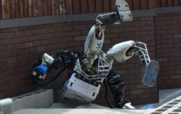 Algoritmo ensina robôs a cair com mais segurança; veja o vídeo