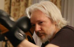Grã-Bretanha nega salvo-conduto para exame médico a Julian Assange