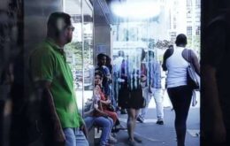 São Paulo ganha “máquina de teletransporte” em ponto de ônibus