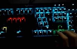 Usuário faz jogo da cobrinha rodar em um teclado