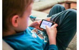 Filhos não querem que pais postem sobre eles em redes sociais, revela estudo