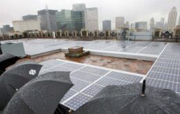 Novo painel solar consegue gerar energia através da chuva