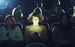 Maior rede de cinemas do mundo pode liberar uso do celular durante o filme