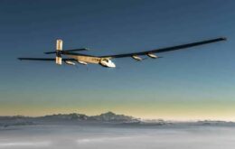 Avião movido a energia solar termina seu primeiro voo transatlântico