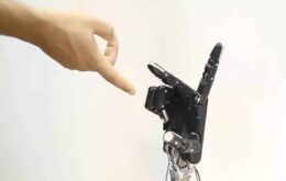 Mão robótica aprende sozinha a realizar tarefas melhor que humanos; veja