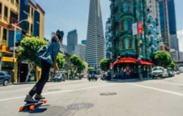 Empresa cria skate elétrico que roda até 22 km com uma bateria