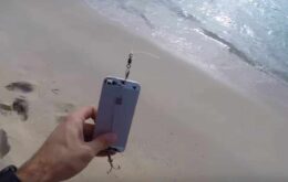 Homem consegue fisgar um peixe usando iPhone como isca