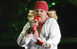 Axl Rose tenta excluir uma série de fotos da internet após virar meme