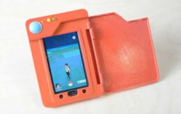 Jogador cria case para smartphone com formato de Pokédex para jogar Pokémon Go