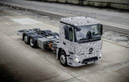 Mercedes apresenta primeiro caminhão de carga totalmente elétrico