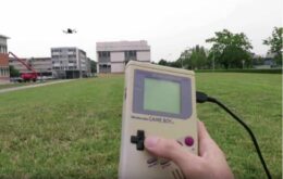 Rapaz usa Game Boy Classic para pilotar um drone