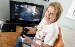 Aposentada de 72 anos joga mais videogame que você