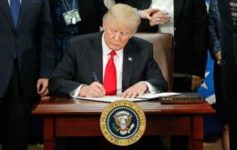 Trump deve assinar decreto que proíbe operadoras dos EUA de usar infraestrutura de telecom chinesa