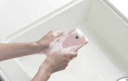 Conheça o celular que pode ser lavado com água quente e sabão