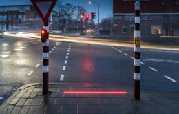 Cidade usa LEDs nas calçadas para alertar pedestres distraídos com o celular