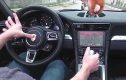 Este sujeito transformou um Porsche 911 em controle para jogar ‘Doom’