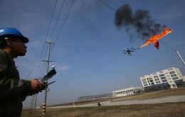 China equipa drones com lança-chamas para remover lixo de cabos de energia