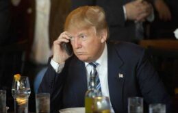 Depois de críticas, Trump troca Android antigo por iPhone