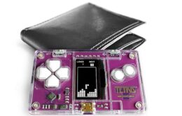 Conheça o console de Tetris que tem o tamanho de um cartão