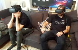 Dupla fica 50 horas usando visores de realidade virtual e bate recorde mundial