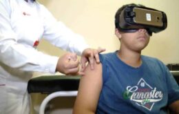 Realidade virtual faz injeção da vacina doer menos em crianças; entenda como