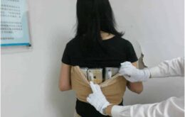 Mulher é detida na China com 102 iPhones presos ao corpo