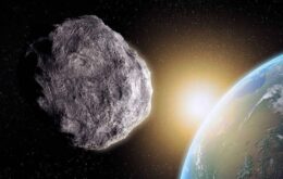 Asteroide do tamanho de um campo de futebol passa raspando pela Terra