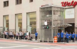 Consumidores formam fila em frente a loja falsa da Apple; veja o vídeo