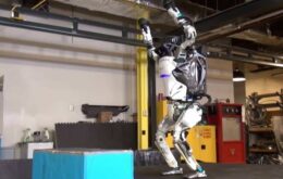 Robô Atlas da Boston Dynamics agora consegue dar um ‘mortal para trás’