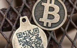 Bitcoin e outras criptomoedas despencam quase 30% em um dia