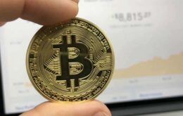 Queda da bitcoin obriga corretoras a suspender compra e venda de criptomoedas