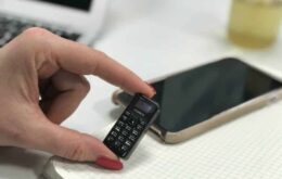 Empresa lança ‘menor celular do mundo’ com menos de 5 cm