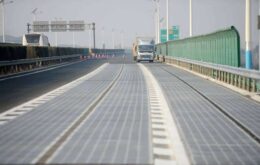 China inaugura estrada que absorve luz do sol para gerar energia