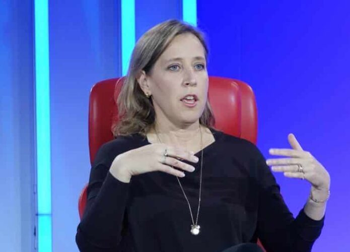 CEO do YouTube sobre o Facebook: ‘Eles deviam voltar às fotos de bebês’