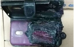 Celular explode do nada no bolso da bermuda de rapaz