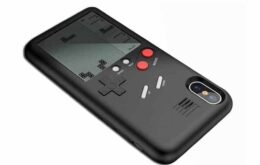 Capinha para iPhone tem tela própria e transforma celular em um Game Boy