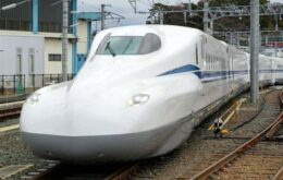 Japão revela protótipo de trem-bala que atinge 300 quilômetros por hora