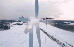 Drone é usado para descongelar hélices de turbina eólica; confira o vídeo