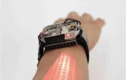 Relógio inteligente com projetor usa o braço da pessoa para navegação