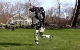 Robô Atlas criado pela Boston Dynamics surpreende novamente