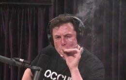 Elon Musk fuma maconha em entrevista e faz ações da Tesla caírem