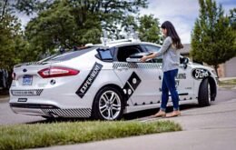 Novo sistema da Jaguar para carros autônomos projeta o percurso para alertar pedestres. Confira o vídeo