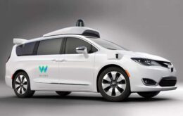 Carro autônomo da Waymo reconhece sinais de mão de um policial