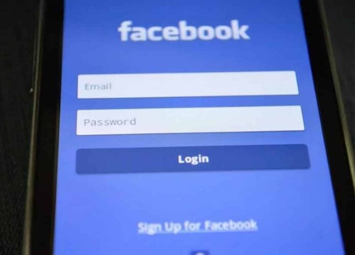 Facebook pede senha de e-mail de usuários