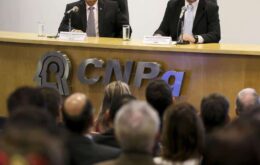 Cientistas brasileiros podem ficar sem bolsa do CNPq a partir de outubro