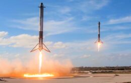 SpaceX pousa núcleos do foguete Falcon Heavy com sucesso pela primeira vez. Confira o vídeo!